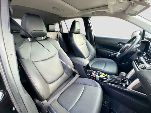 Used 2024 Toyota Corolla Cross XLE w/ Convenience Package image 27