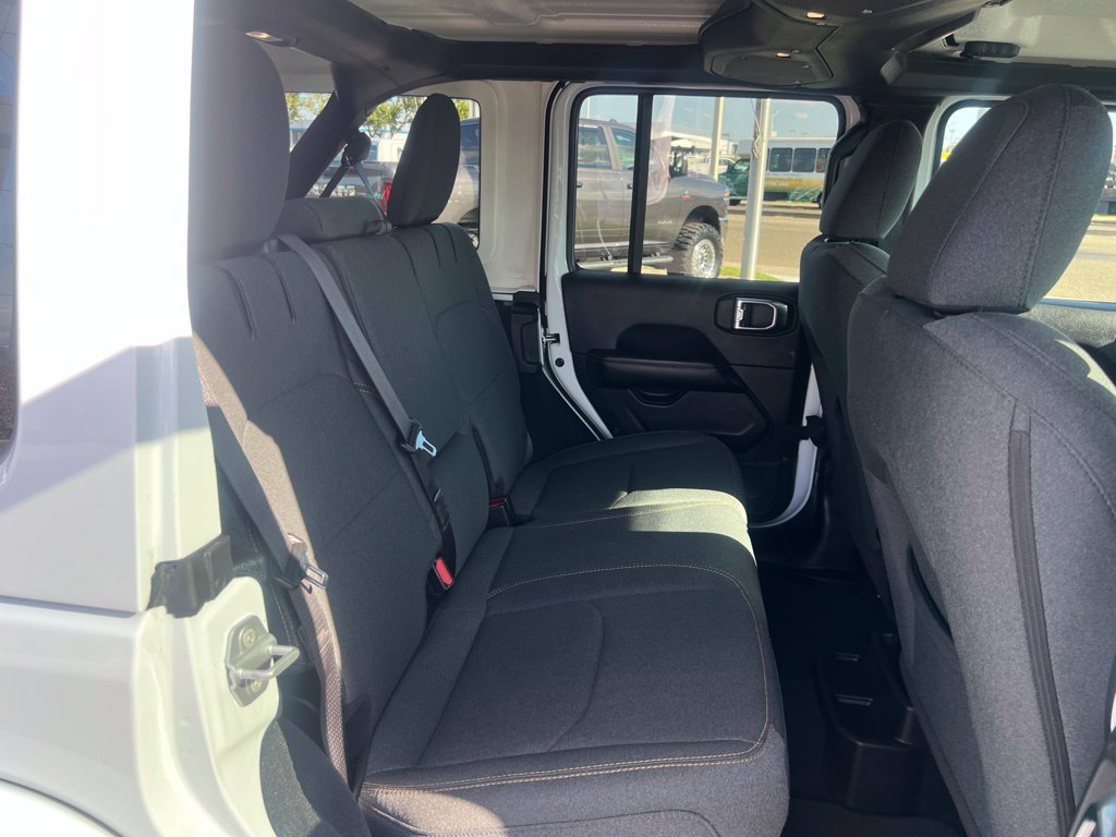 Used 2025 Jeep Wrangler Unlimited Sahara AWD/4WD image 31
