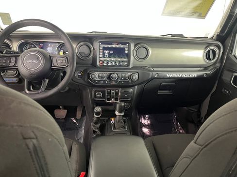 Used 2023 Jeep Wrangler Unlimited w/ Sun & Screen Package image 18