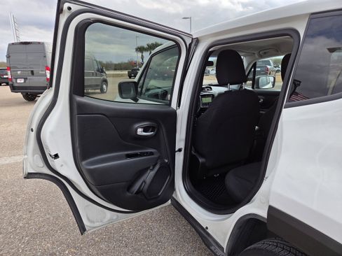 Used 2023 Jeep Renegade Latitude image 14