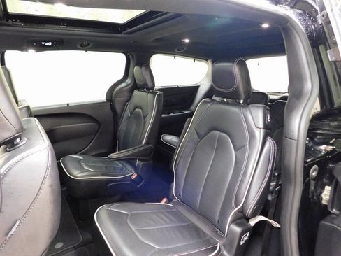 Used 2025 Chrysler Pacifica Limited image 10