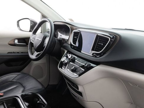 Used 2018 Chrysler Pacifica Touring-L w/ Premium Audio Group FWD image 27