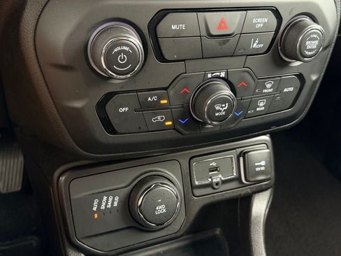 Used 2023 Jeep Renegade Latitude AWD/4WD image 29