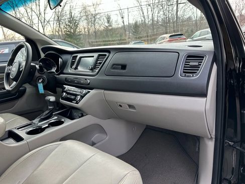 Used 2020 Kia Sedona L image 12