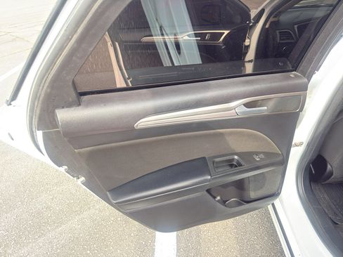 Used 2018 Ford Fusion SE w/ Fusion SE Technology Package FWD image 16