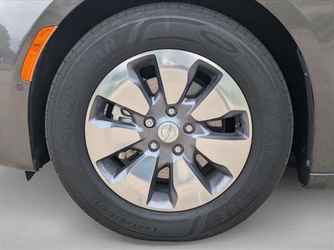 Used 2019 Chrysler Pacifica Limited w/ Advanced Safetytec Group FWD image 9