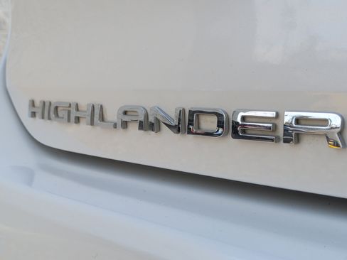 Used 2021 Toyota Highlander LE image 37