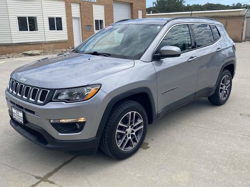 Used 2017 Jeep Compass Latitude w/ Popular Equipment Group AWD/4WD image 2