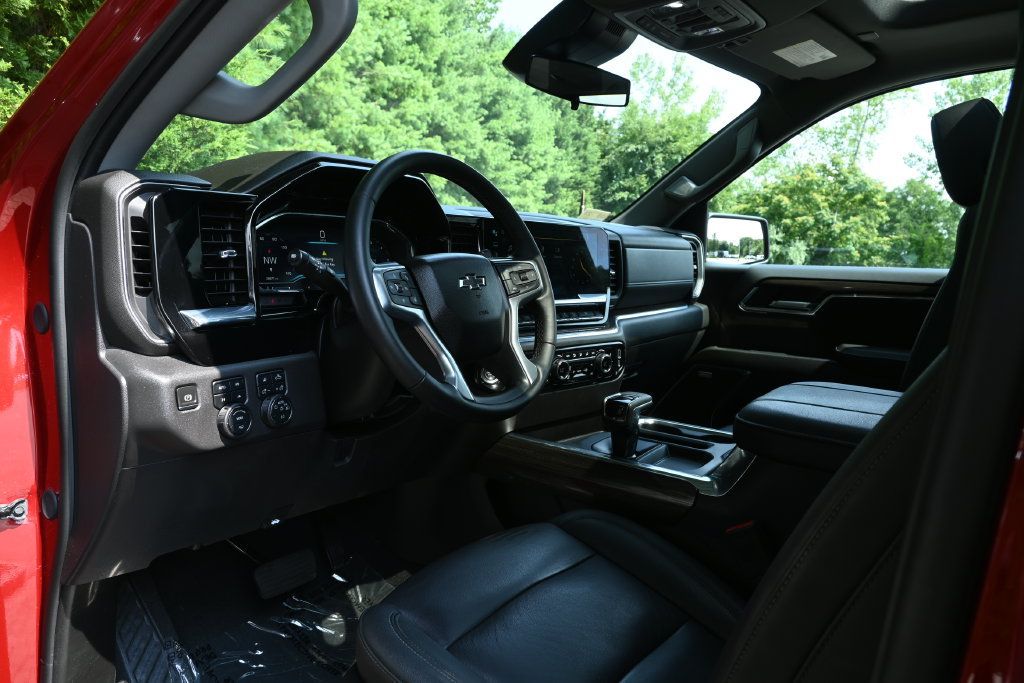 Used 2024 Chevrolet Silverado 1500 LT Trail Boss w/ LT Trail Boss Premium Package AWD/4WD image 14