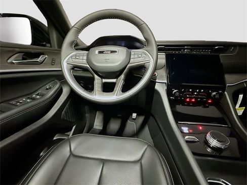 New 2025 Jeep Grand Cherokee Limited w/ Luxury Tech Group II image 27