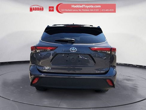 Used 2022 Toyota Highlander XLE AWD/4WD image 4