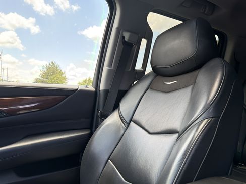 Used 2018 Cadillac Escalade Luxury AWD/4WD image 24