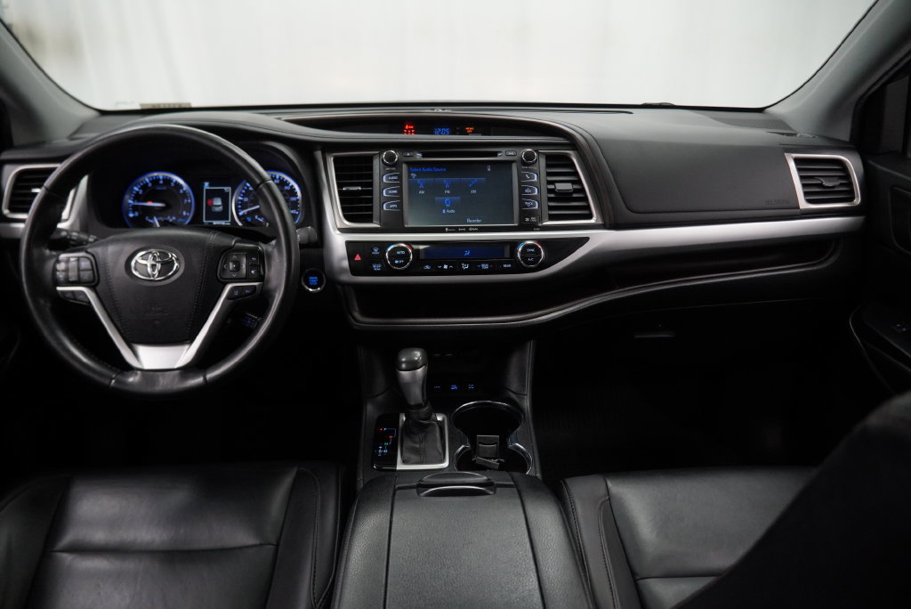 Used 2019 Toyota Highlander XLE AWD/4WD image 3