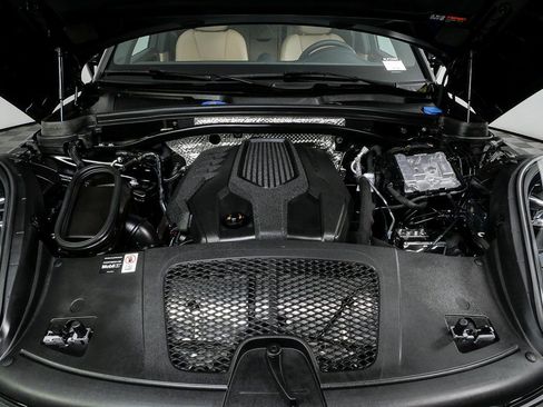 Certified 2025 Porsche Macan image 36