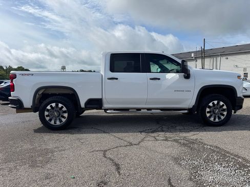 Used 2023 Chevrolet Silverado 2500 Custom w/ Custom Value Package AWD/4WD image 4