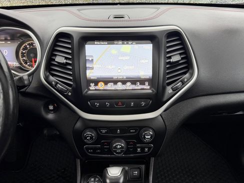 Used 2017 Jeep Cherokee Trailhawk image 23