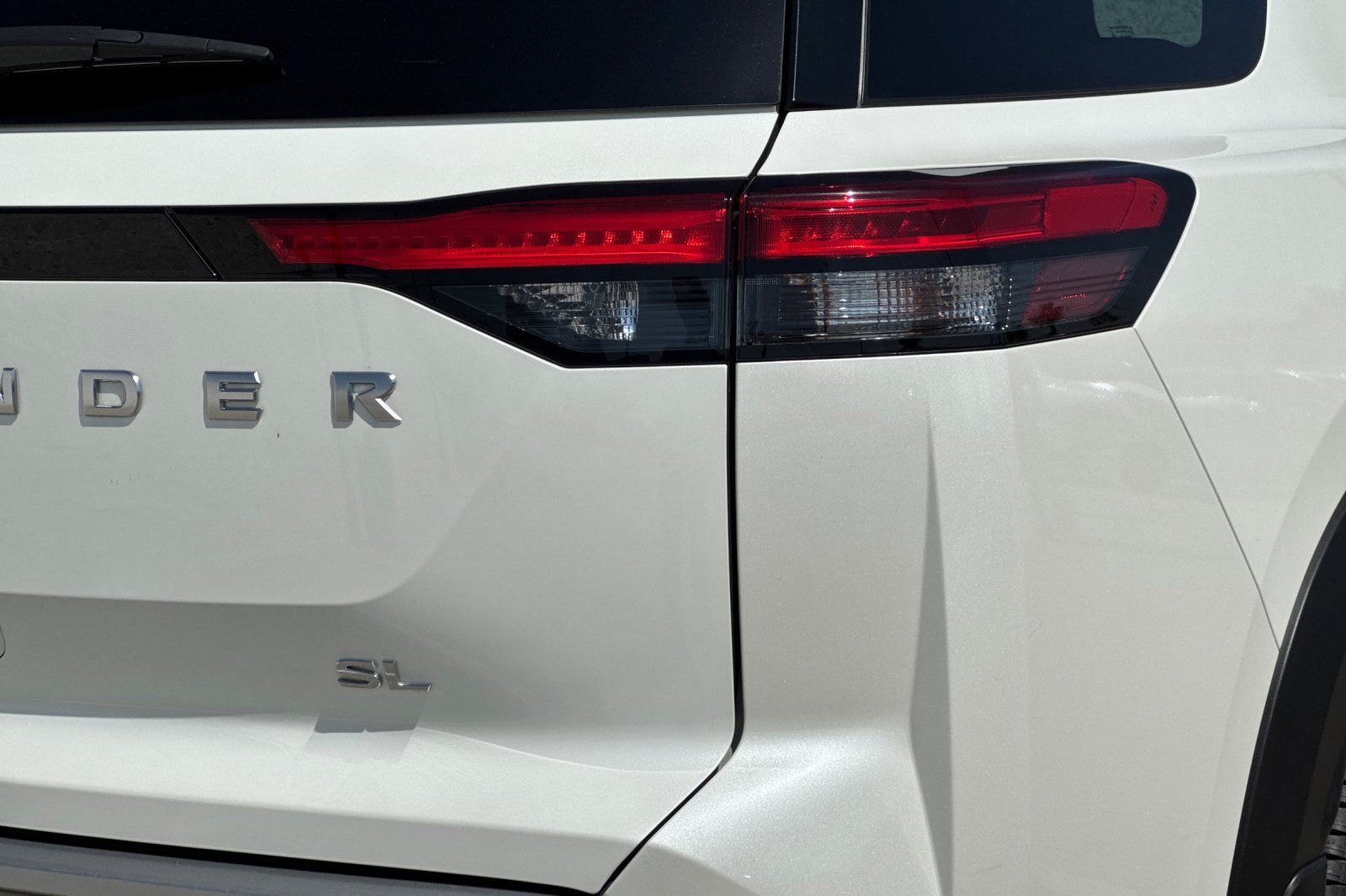 Used 2022 Nissan Pathfinder SL FWD image 38