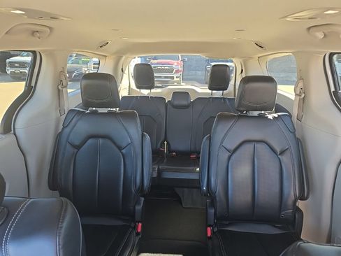 Used 2023 Chrysler Pacifica Touring-L FWD image 19