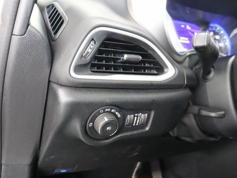 Used 2025 Chrysler Pacifica Select FWD image 13