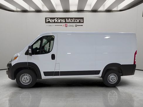 Used 2025 RAM ProMaster 2500 w/ Convenience Group FWD image 3