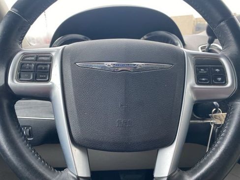 Used 2013 Chrysler Town & Country Touring image 11