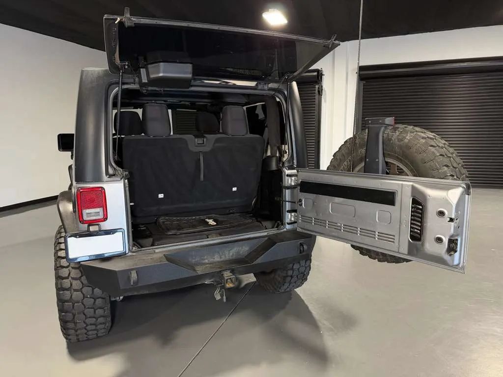 Used 2018 Jeep Wrangler Sport AWD/4WD image 3
