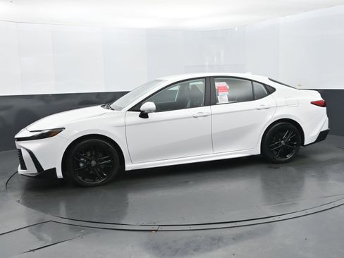 Used 2025 Toyota Camry SE image 2