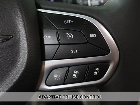 Used 2024 Chrysler Pacifica Touring-L FWD image 3