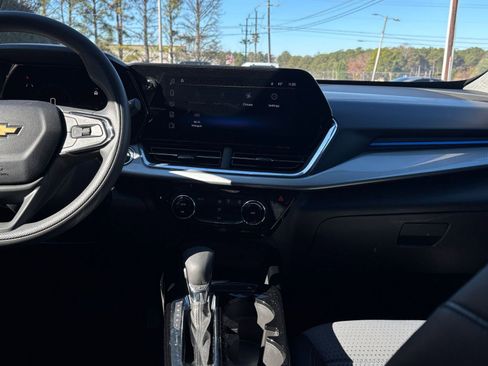 Used 2025 Chevrolet Trax LT image 18