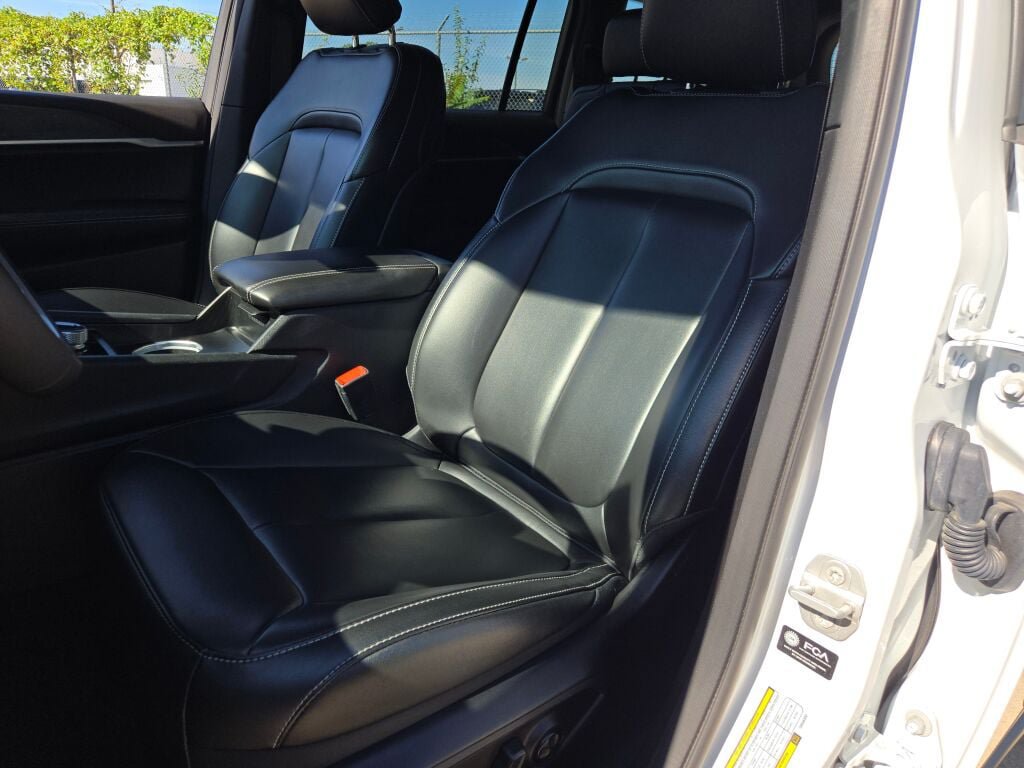 Certified 2025 Jeep Grand Cherokee L Limited w/ Black Appearance Package AWD/4WD image 31