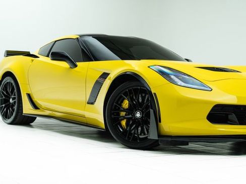 Used 2015 Chevrolet Corvette Z06 w/ 3LZ Preferred Equipment Group image 3