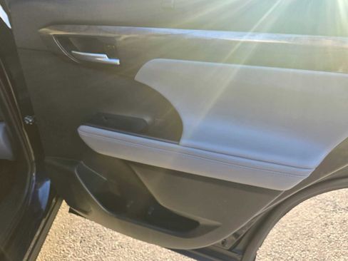 Used 2023 Toyota Highlander Platinum image 13