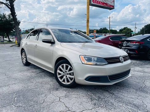 Used 2013 Volkswagen Jetta SE FWD image 2