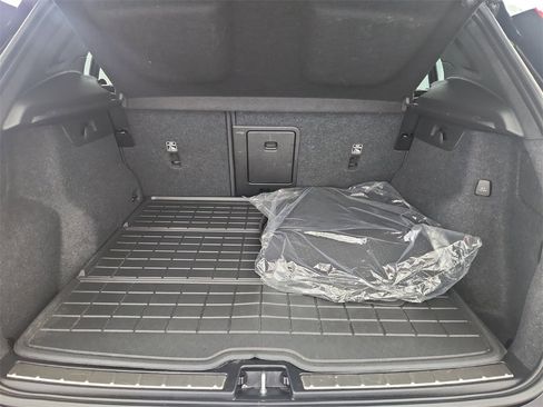Used 2023 Volvo XC40 B5 Plus image 30