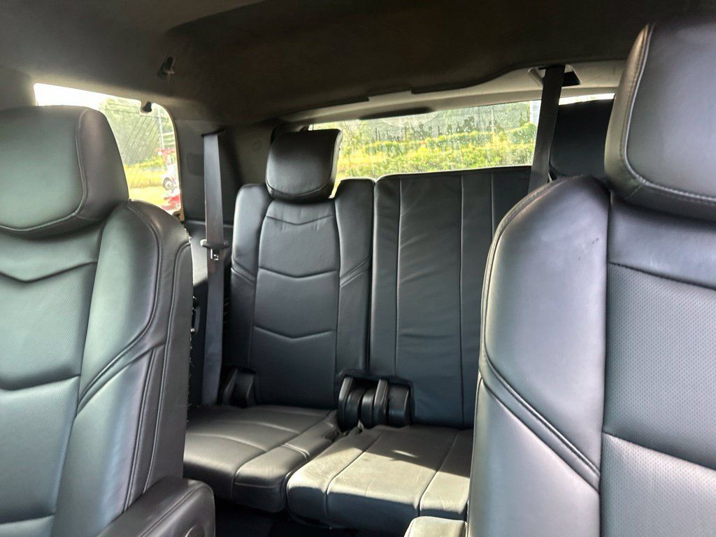 Used 2020 Cadillac Escalade Platinum w/ Escalade Sport Edition AWD/4WD image 39