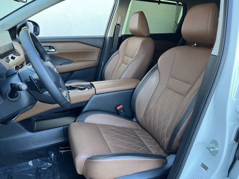 Used 2025 Nissan Rogue Platinum w/ Tech Package image 12