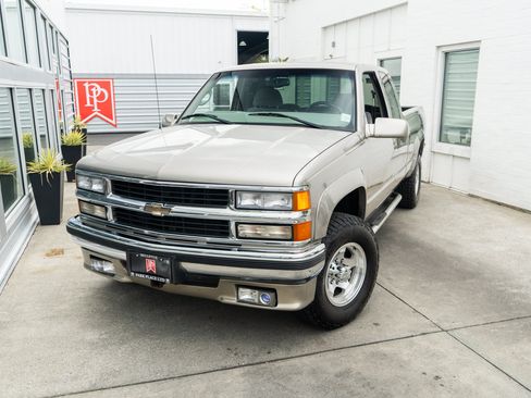 Used 1998 Chevrolet Silverado 2500 4x4 Extended Cab w/ Preferred Equipment Group 2 image 3