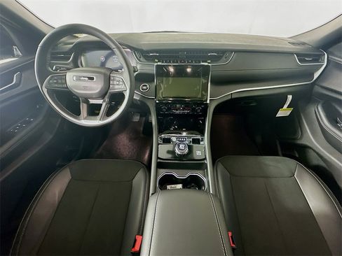 New 2025 Jeep Grand Cherokee Altitude image 9