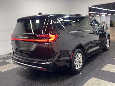 Used 2023 Chrysler Pacifica Touring-L FWD image 19