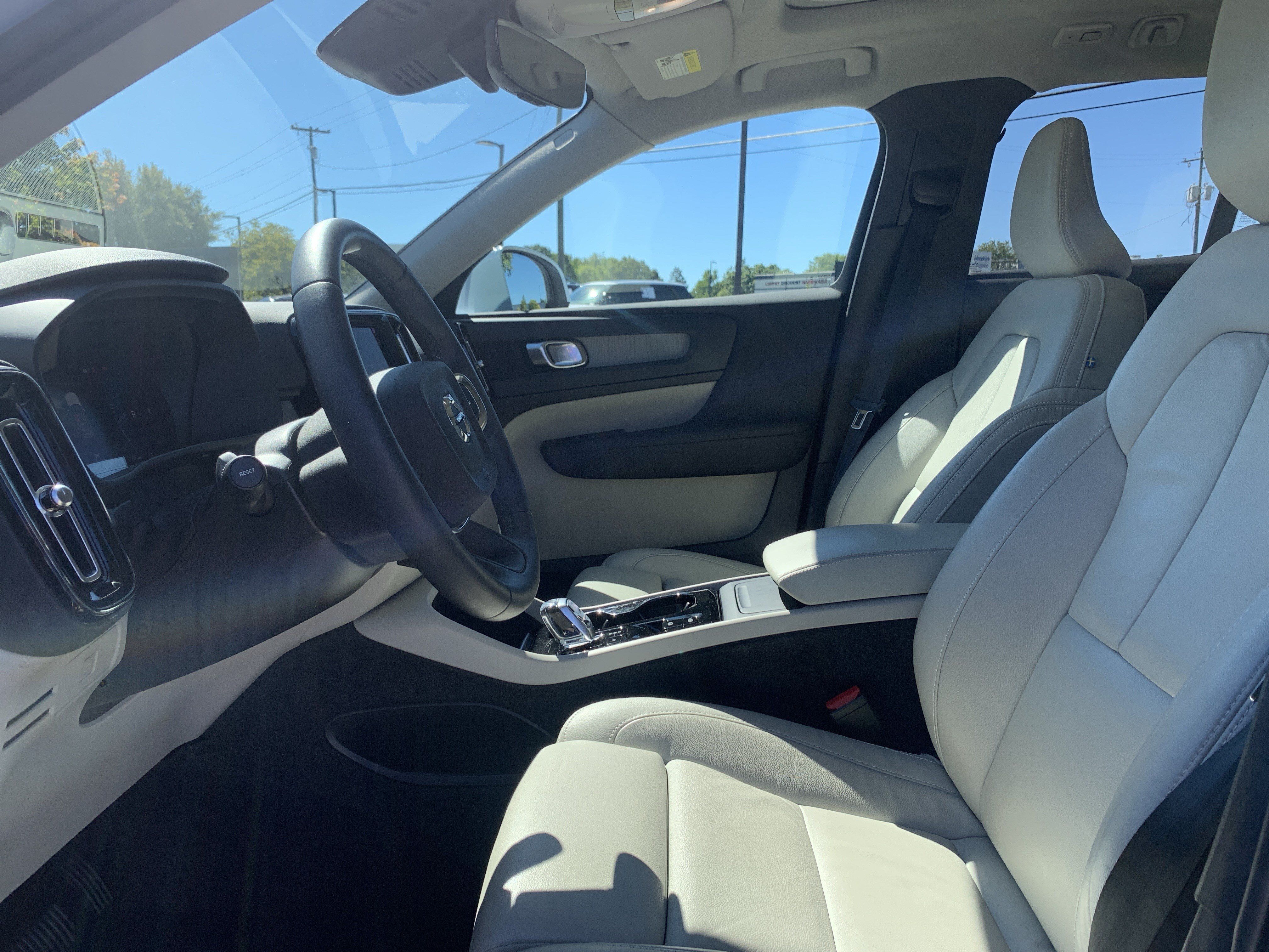 Used 2024 Volvo XC40 B5 Plus w/ Protection Package Premier AWD/4WD image 16