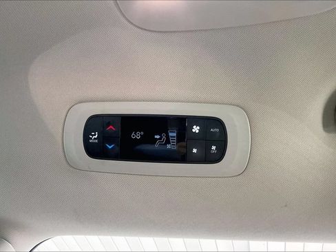 Used 2023 Chrysler Pacifica Touring-L FWD image 16