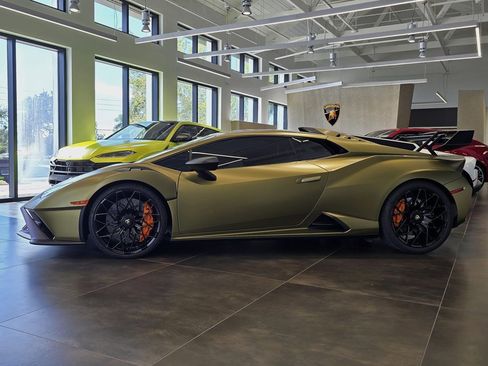 Used 2023 Lamborghini Huracan STO image 2