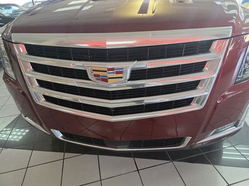 Used 2019 Cadillac Escalade Premium Luxury AWD/4WD image 16