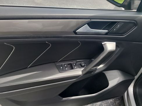 Used 2022 Volkswagen Tiguan SE w/ Panoramic Sunroof Package FWD image 18