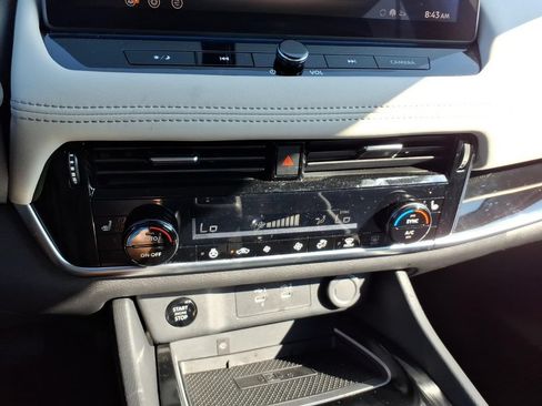 Used 2025 Nissan Rogue SL FWD image 12