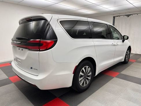 Used 2023 Chrysler Pacifica Touring-L FWD image 6
