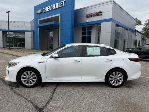Used 2018 Kia Optima S FWD image 3
