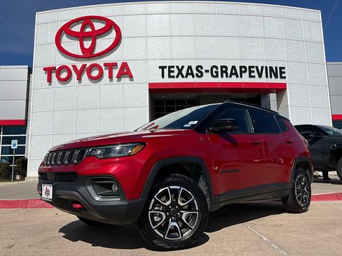 Used 2025 Jeep Compass Trailhawk image 2