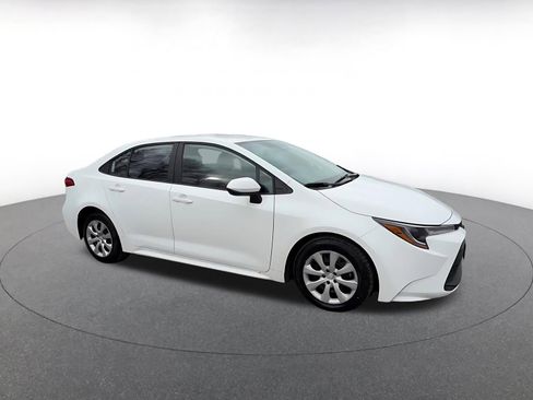 Used 2025 Toyota Corolla LE image 2