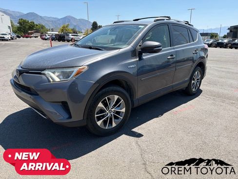 Used 2018 Toyota RAV4 LE AWD/4WD image 2
